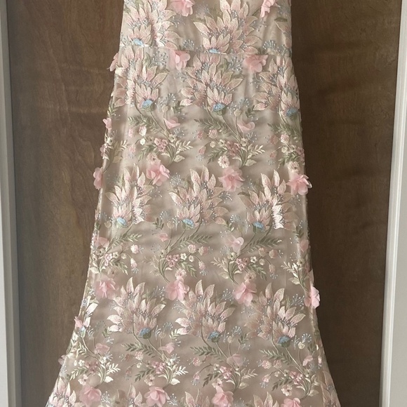 Eliza J Long Gown Embroidered with flower - Picture 1 of 9